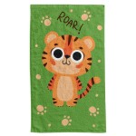 Ręcznik przedszkolny dla dziecka 30x50 cm w zielonym kolorze z rysunkiem tygryska. Na górze widoczny napis ROAR!, a na tle znajdują się małe, kremowe ślady łap. Produkt leży płasko, prezentując gładką fakturę, idealny do użytku przez dzieci.