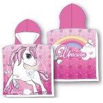 Ręcznik bawełniany ponczo z kapturem w rozmiarze 55x110 cm, z motywem jednorożca na różowym tle. Kaptur w jasnoniebieskim kolorze, grafika z tęczą, motylkami i napisem Unicorn. Produkt rozłożony, ukazujący detal wzoru i kolorystykę.