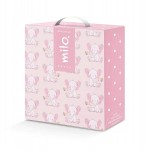 Różowa, prostokątna paczka z kocem niemowlęcym Milo 80x100 cm. Na opakowaniu widoczne ilustracje słoników oraz białe kropki. Logo „milo” umieszczone na etykiecie, wraz z napisem „kocyk”. Wysoka jakość i przyjazny dla dzieci design.