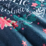 Ścierka kuchenna w zestawie z dwoma sztukami, w rozmiarze 38x60 cm. Wzór w ciemnoniebieskim kolorze z białym napisem Magic of Christmas oraz dekoracjami w postaci różowych kwiatków i zielonych gałązek. Złożona w sposób ukazujący fakturę tkaniny.