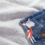 Ścierka kuchenna w zestawie 2x, wymiary 38x60 cm. Główna strona w kolorze niebieskim z motywem renifera i śnieżynek. Wysokiej jakości materiał, faktura miękka. Ułożona poziomo, widok na szczegóły wzoru i szwy.