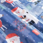 Ścierka kuchenna w zestawie 2x, rozmiar 38x60 cm, z wzorem w Świętego Mikołaja i reniferów na niebieskim tle. Materiał z teksturą, z widocznymi detalami postaci i elementami dekoracyjnymi. Produkt leży na stole, w aranżacji świątecznej.