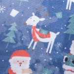 Ścierka kuchenna w komplecie dwóch sztuk o wymiarach 38x60 cm, z nadrukiem w kolorze niebieskim przedstawiającym renifera w czerwonym szaliku oraz Świętego Mikołaja, wykonana z materiału o teksturowanej powierzchni.