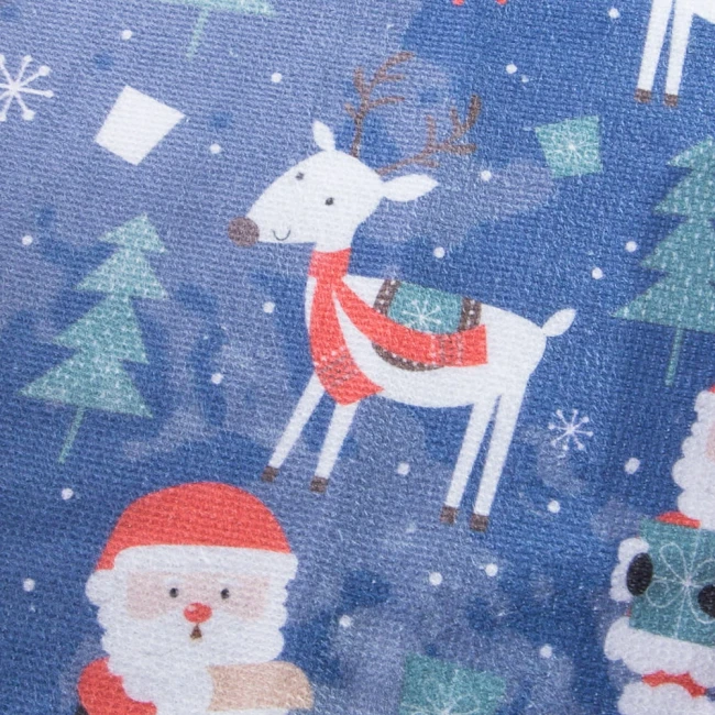 Ścierka kuchenna w komplecie dwóch sztuk o wymiarach 38x60 cm, z nadrukiem w kolorze niebieskim przedstawiającym renifera w czerwonym szaliku oraz Świętego Mikołaja, wykonana z materiału o teksturowanej powierzchni.
