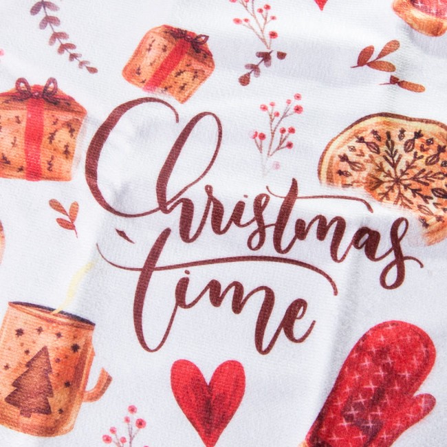 Biała ściereczka kuchenna z nadrukiem świątecznym, w tym wzory prezentów, serc, kubków oraz napisem Christmas time. Produkt leży na gładkim tle, ukazując detale kolorowej grafiki. Wymiary: 38x60 cm.