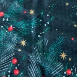 Ścierka kuchenna w zestawie składającym się z białej i zielonej tkaniny. Wzór przedstawia gałązki iglaste, czerwone kulki i złote gwiazdki na granatowym tle. Ułożona poziomo, wyraźna faktura materiału. Rozmiar: 38x60 cm.