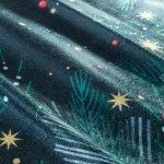 Zielono-biała ścierka kuchenna w zestawie 2 sztuki (38x60 cm) z delikatnym, świątecznym wzorem leżąca na stole. Widoczne wzory igliwia, gwiazdy i czerwone akcenty na ciemnym tle, z teksturą przypominającą tkaninę.