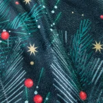 Ścierka kuchenna w zestawie składającym się z dwóch egzemplarzy, w kolorze białym i zielonym. Wzór ze świątecznymi motywami, takimi jak gałęzie choinki, czerwone kule i złote gwiazdki. Materiał z fakturą, prezentowany w zbliżeniu.