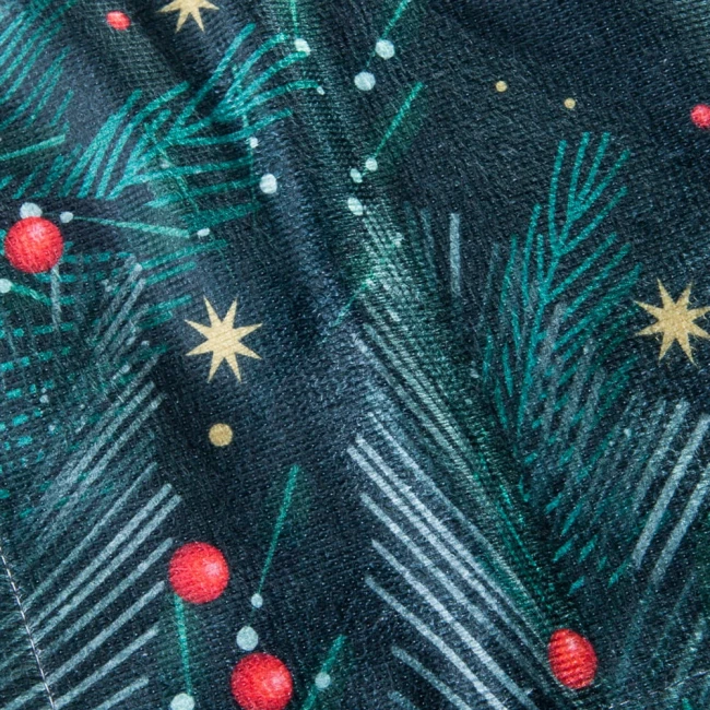 Ścierka kuchenna w zestawie składającym się z dwóch egzemplarzy, w kolorze białym i zielonym. Wzór ze świątecznymi motywami, takimi jak gałęzie choinki, czerwone kule i złote gwiazdki. Materiał z fakturą, prezentowany w zbliżeniu.