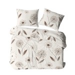 Pościel z kory w rozmiarze 140x200 w kolorze białym z brązowym wzorem przedstawiającym dmuchawce. Pościel jest rozłożona na łóżku, poduszki leżą na wierzchu. Wzory składają się z kwiatów i liści, na gładkim tle.