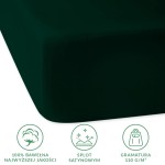 Prześcieradło satynowe w kolorze butelkowej zieleni, rozmiar 120x200. Produkt leży na gładkim tle, z widoczną gumką. Materiał to 100% bawełna najwyższej jakości, o splocie satynowym i gramaturze 110 g/m². Bez widocznych napisów lub logo.