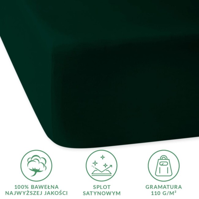 Prześcieradło satynowe w kolorze butelkowej zieleni, rozmiar 120x200. Produkt leży na gładkim tle, z widoczną gumką. Materiał to 100% bawełna najwyższej jakości, o splocie satynowym i gramaturze 110 g/m². Bez widocznych napisów lub logo.