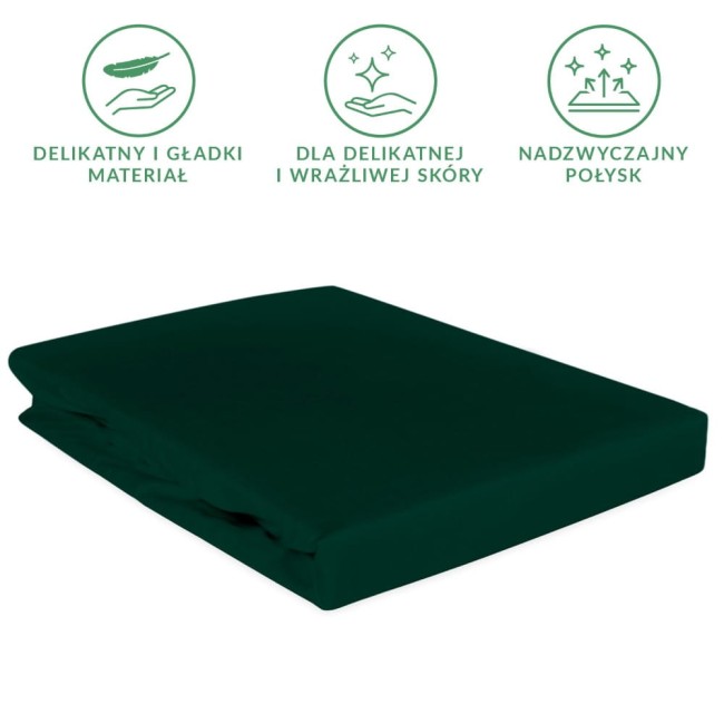 Prześcieradło satynowe z gumką 120x200 w kolorze butelkowej zieleni, leżące na białym tle, z widoczną gładką fakturą materiału. Zgniotka jest ściśnięta w sposób wizualizujący składanie. Produkt nadaje się dla delikatnej skóry.