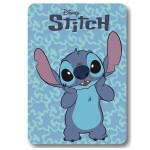 Kocyk dziecięcy polarowy 100x140 w kolorze niebieskim z motywem postaci Stitch z filmu Disneya. Produkt leży na jednolitym tle, z nadrukiem przedstawiającym charakterystyczną postać i wzór w odcieniach błękitu.