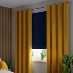 Zasłona gotowa welwetowa, żółta szafranowa, umieszczona na przelotkach, w prostym aranżacji wnętrza. Zasłona zwisa wzdłuż okna, obok znajduje się roślina w doniczce. Tło wnętrza w neutralnym kolorze. Wymiary 140x260 cm.