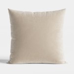 Poszewka dekoracyjna welwetowa 40x40 w jasnym beżu, o miękkiej fakturze. Ułożona płasko na białym tle, bez widocznych napisów czy wzorów. Idealna do wnętrz w minimalistycznym stylu.