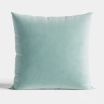 Poszewka dekoracyjna w rozmiarze 40x40 cm, wykonana z miękkiego welwetu w kolorze miętowym. Produkt leży na białym tle, prezentując gładką fakturę i prostokątny kształt. Widoczne przeszycia na brzegach.