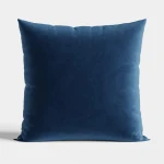 Poszewka dekoracyjna 40x40 cm wykonana z welwetu w ciemno niebieskim kolorze. Widok frontalny, poduszka leży na jednolitym tle. Gładka faktura materiału, bez widocznych napisów lub logo. Idealna do aranżacji wnętrz.