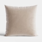 Poszewka welwetowa 40x40 w kolorze ciemno kremowym, wykonana z miękkiego materiału. Produkt leży na białym tle, bez wzorów i napisów, pokazując gładką powierzchnię oraz teksturę welwetu, co podkreśla jego elegancki charakter.