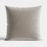Poszewka welwetowa 40x40 cm w kolorze szaro-beżowym, prostokątna, o miękkiej fakturze. Ujęcie frontalne, produkt leży na białym tle, podkreślając jego gładką powierzchnię. Brak widocznych napisów czy logo.
