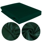 Prześcieradło satynowe z gumką w kolorze butelkowej zieleni, złożone i widoczne z przodu. Zbliżenie na elastyczny brzeg oraz fakturę materiału. Produkt przeznaczony dla materaca o wymiarach 120x200 cm.