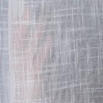 Firana na przelotkach, gładka, biała z etaminy, o wymiarach 140x250 cm. Tekstura przypominająca len, z delikatnym wzorem siateczkowym. Produkt w pionowej pozycji, ukazuje szczegóły tkaniny.
