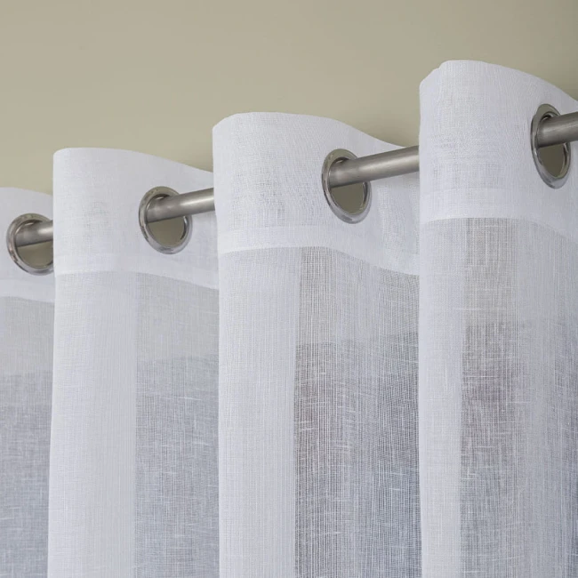  Gotowa firanka z białej etaminy na srebrnych przelotkach, subtelnie rozpraszająca światło i dodająca elegancji wnętrzu 