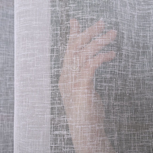 Firana gładka na przelotkach, biała z etaminy, o wymiarach 140x250 cm. Widoczna faktura materiału oraz lekka przezroczystość, z delikatną ręką na tle firany, co podkreśla jej zwiewny charakter.