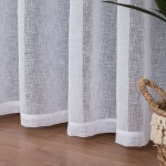 Firana na przelotkach gładka, biała z etaminy, o wymiarach 140x250 cm. Widoczna tekstura materiału, delikatnie przepuszczającego światło. Ujęcie z boku, z ułożonym dołem. W tle widać pleciony kosz.