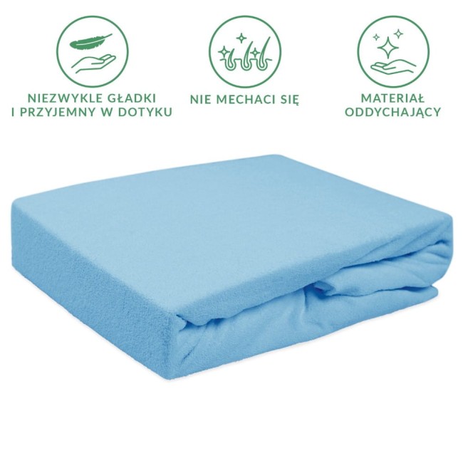 Prześcieradło frotte z gumką 160x200 w kolorze błękitnym, złożone, z widoczną teksturą materiału. Produkt leży na białym tle, ukazując gładką powierzchnię oraz ściśle przylegającą gumkę. Brak dodatkowych dekoracji czy napisów.