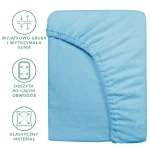 Prześcieradło frotte z gumką w kolorze niebieskim, rozmiar 180x200 cm, leżące na płaskiej powierzchni. Materiał miękki, elastyczny, obramowane gumką, co zapewnia idealne dopasowanie. Widoczne detale: tekstura dzianiny oraz żłobienia na gumie.