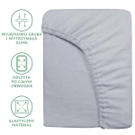 Prześcieradło frotte z gumką 160x200 w kolorze popielatym. Widoczne gładkie wykończenie, gruba gumka obszyta po całym obwodzie, elastyczny materiał. Produkt leżący na równym tle, zbliżenie na detal.
