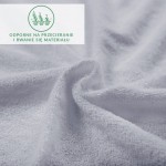 Prześcieradło frotte z gumką w kolorze popielatym, o wymiarach 180x200 cm, z bliska ukazuje miękką, teksturowaną powierzchnię. Widoczne zawinięcia materiału podkreślają jego elastyczność. Tło jest jednolite, co skupia uwagę na detalu tkaniny.