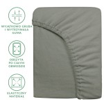 Prześcieradło frotte z gumką 200x220 w kolorze szarym, rozłożone, z widoczną elastyczną gumką obwodową. Struktura materiału i jego gładka faktura, bez napisów czy dekoracji, na jednolitym tle. Idealne do użytku na dużych łóżkach.