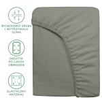 Prześcieradło frotte z gumką 120x200 w kolorze szarym PREMIUM, leżące na płaskiej powierzchni, z wyraźnie widocznym elastycznym obszyciem wokół krawędzi. Materiał o miękkiej fakturze, dostosowujący się do materaca.