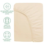 Prześcieradło frotte z gumką 140x200 w kolorze jasnym beżu, widoczne z boku, z dzianinową fakturą. Gumka obszyta po całym obwodzie dla lepszego dopasowania. Elastyczny materiał zapewniający wygodę użytkowania. Tło proste, jasne.