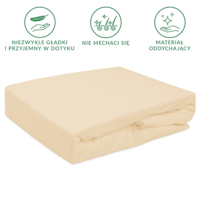 Prześcieradło frotte z gumką 160x200, kolor jasny beż. Złożone, leżące na płaskiej powierzchni, materiał miły w dotyku, elastyczne wykończenie. Tło białe, co podkreśla kolor i teksturę produktu. Idealne do sypialni, gwarantujące komfort w użytkowaniu.