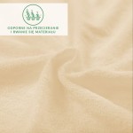 Prześcieradło frotte z gumką w kolorze jasnego beżu, ukazane w zbliżeniu, ukazując miękką, teksturowaną powierzchnię materiału. Widoczny detal faktury. Elementy wskazujące na odporność na przecieranie i rwanie materiału.
