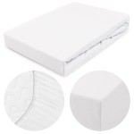 Prześcieradło jersey z gumką 120x200 w kolorze białym, leżące na płaskiej powierzchni. Zbliżenie na fakturę dzianiny i gumkę, podkreślające elastyczność materiału. Krawędzie gładkie, produkt nowy, bez widocznych znaków użytkowania.