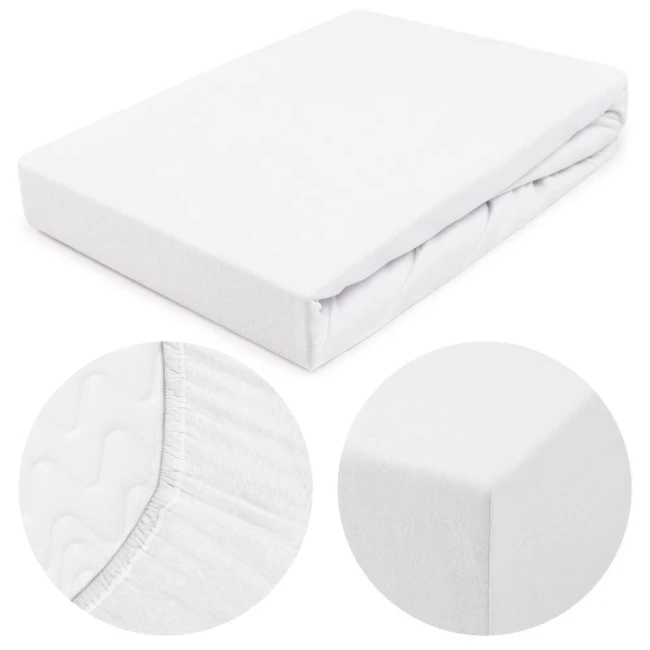 Prześcieradło jersey z gumką 120x200 w kolorze białym, leżące na płaskiej powierzchni. Zbliżenie na fakturę dzianiny i gumkę, podkreślające elastyczność materiału. Krawędzie gładkie, produkt nowy, bez widocznych znaków użytkowania.