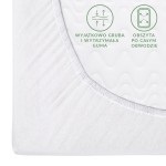 Prześcieradło jersey z gumką 140x200 w kolorze białym, leżące na płasko. Widoczna gruba i wytrzymała guma obwodowa oraz tekst informacyjny na tkaninie: Wyjątkowo gruba i wytrzymała guma oraz Obszyta po całym obwodzie. Tło jednolite.