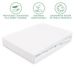 Prześcieradło jersey z gumką 160x200 w kolorze białym, leżące na prostym tle. Wykonane z materiału oddychającego, z gładką fakturą. Widoczna dolna część ze starannie obszytymi krawędziami, idealnie dopasowuje się do materaca.
