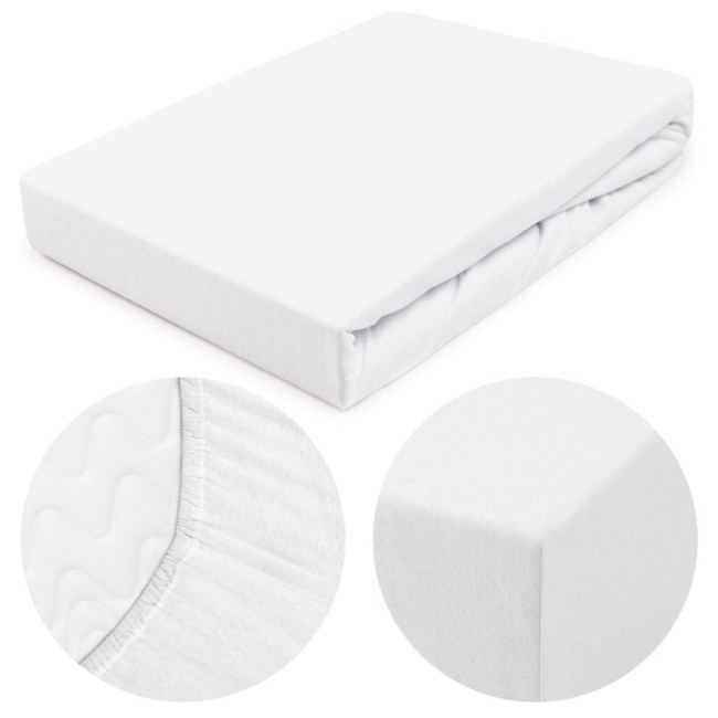 Prześcieradło jersey z gumką 200x220 w kolorze białym. Produkt leży na tle białym, ukazując gładką, elastyczną strukturę materiału. Zbliżenia pokazują detale gumki oraz zaokrąglone rogi.