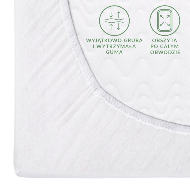 Prześcieradło jersey z gumką w kolorze białym o wymiarach 200x220 cm, leżące w płaszczyźnie poziomej. Zbliżenie na detale gumy obwodowej, która jest gruba i wytrzymała, oraz zszycia brzegów. Na tkaninie widoczne delikatne wzory.