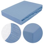 Prześcieradło jersey z gumką 160x200 w kolorze niebieskim, leżące na białym tle. Zbliżenie na detal, ukazujące elastyczną gumkę oraz teksturę materiału. Kąty ujęć zwracają uwagę na równą, gładką powierzchnię oraz wykończenie rogów.