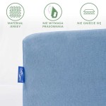 Prześcieradło jersey z gumką 160x200 w kolorze błękitnym, leżące na białym tle. Widoczne detale tkaniny oraz logo producenta w niebieskiej etykiecie. Informacje o materiale i właściwościach produktu znajdują się w ikonach obok.