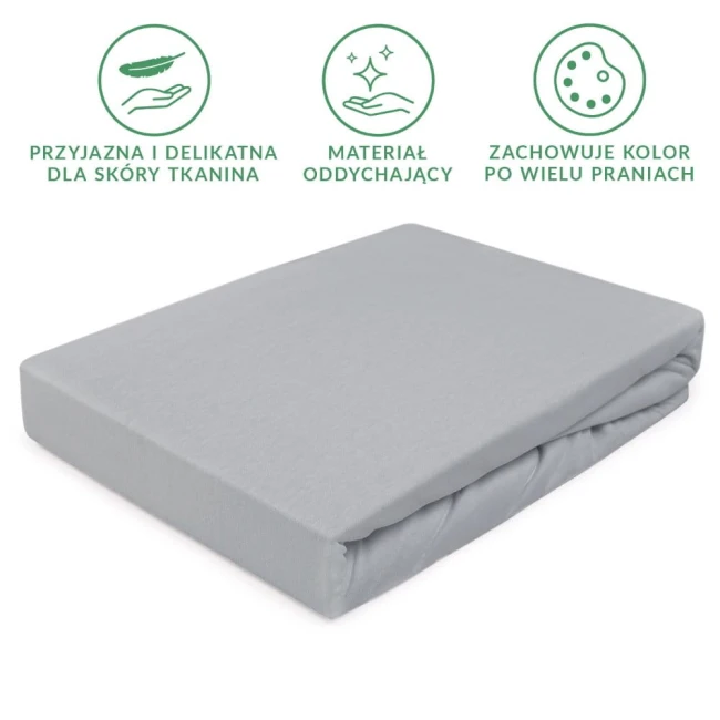 Prześcieradło jersey z gumką w kolorze popielatym o wymiarach 120x200 cm, leżące na białym tle. Widoczna gładka, lekko matowa faktura materiału, zapewniającego trwałość kolorów po wielu praniach. Produkt posiada elastyczną gumkę do mocowania.