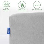 Prześcieradło jersey z gumką w kolorze popielatm, z widoczną metką. Materiał nie wymaga prasowania i nie gniecie się. Ujęcie frontalne, tło jasne i proste, produkt leżący. Tekstura gładka i delikatna. Rozmiar 140x200 cm.