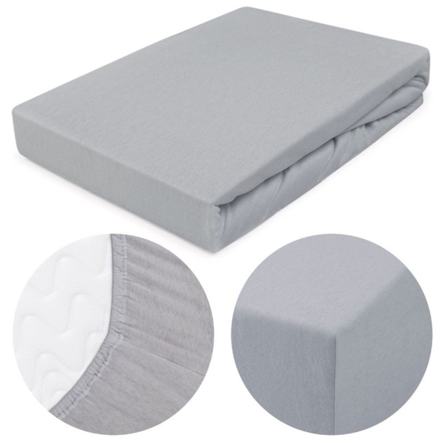 Popielate prześcieradło jersey z gumką 160x200 leży na białym tle. Widać jego miękką, teksturowaną powierzchnię. Zbliżenia ukazują elastyczną gumkę i detal szwu. Produkt ma prostokątny kształt, idealny do łóżka.