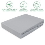 Prześcieradło jersey z gumką w kolorze popielatym, o wymiarach 200x220 cm, rozłożone na płaskiej powierzchni. Materiał oddychający, gładki, dobrze dopasowujący się do materaca. Brak widocznych napisów czy logo.